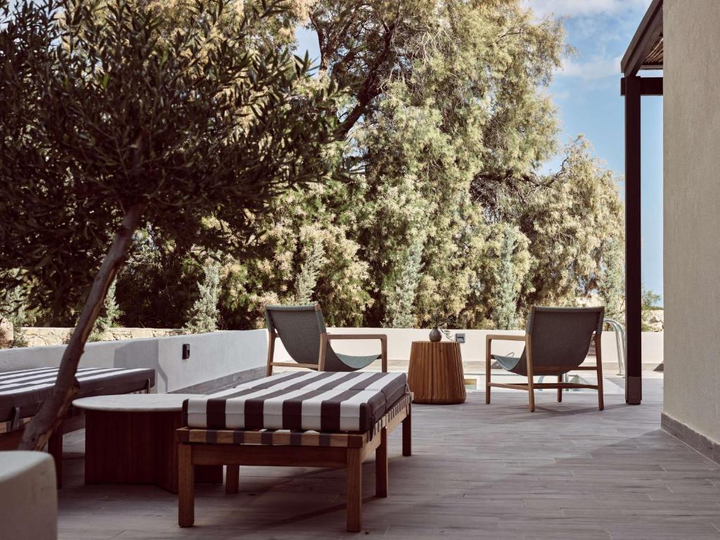 Mūsdienīgs terases dizains ar ērtām mēbelēm, kas ieskauts zaļumos, radot relaksējošu atmosfēru. Ideāla vieta atpūtai ārā.