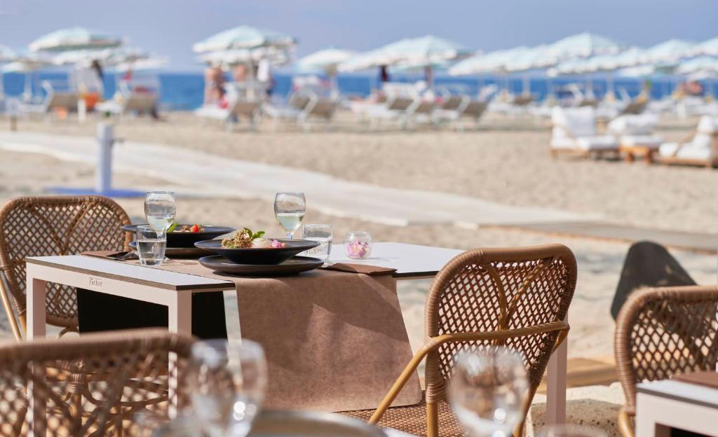 Serene Resort pludmales restorāns ar skatu uz jūru.