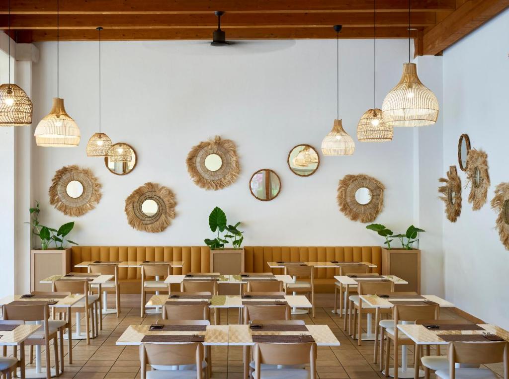 Serene Resort restorāns ar mūsdienīgu dizainu un dabīgiem elementiem.