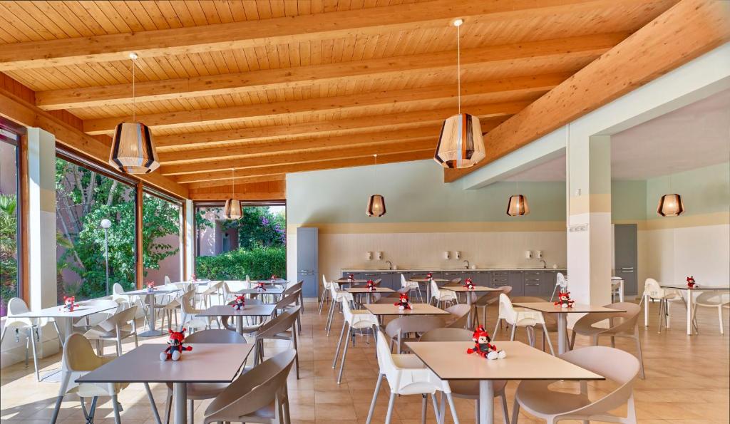 Serene Resort restorāns ar dabisku apgaismojumu un koka griestiem.