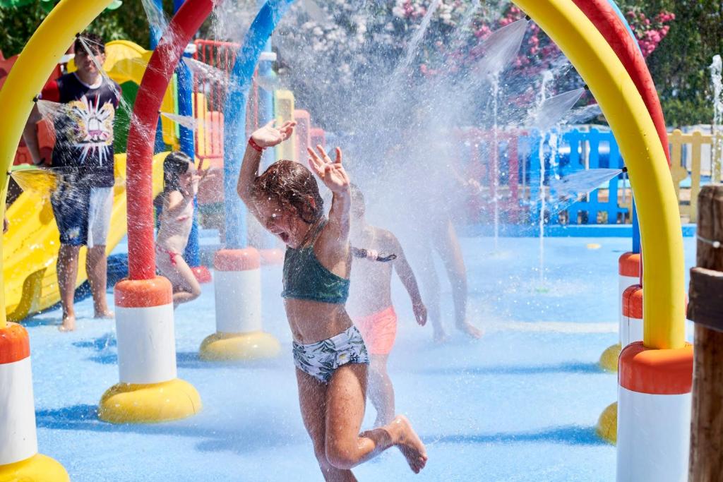 Bērni spēlējas ūdens parkā Serene Resort.