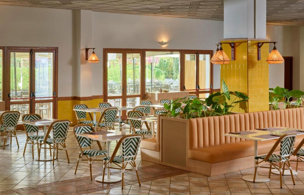 Serene Resort restorāns ar modernu interjeru un ērtām sēdvietām.