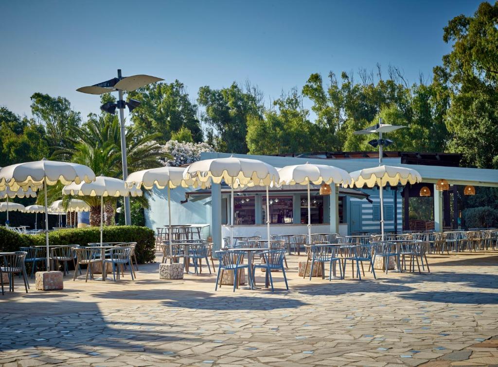 Āra terase ar saulessargiem viesnīcā Serene Resort