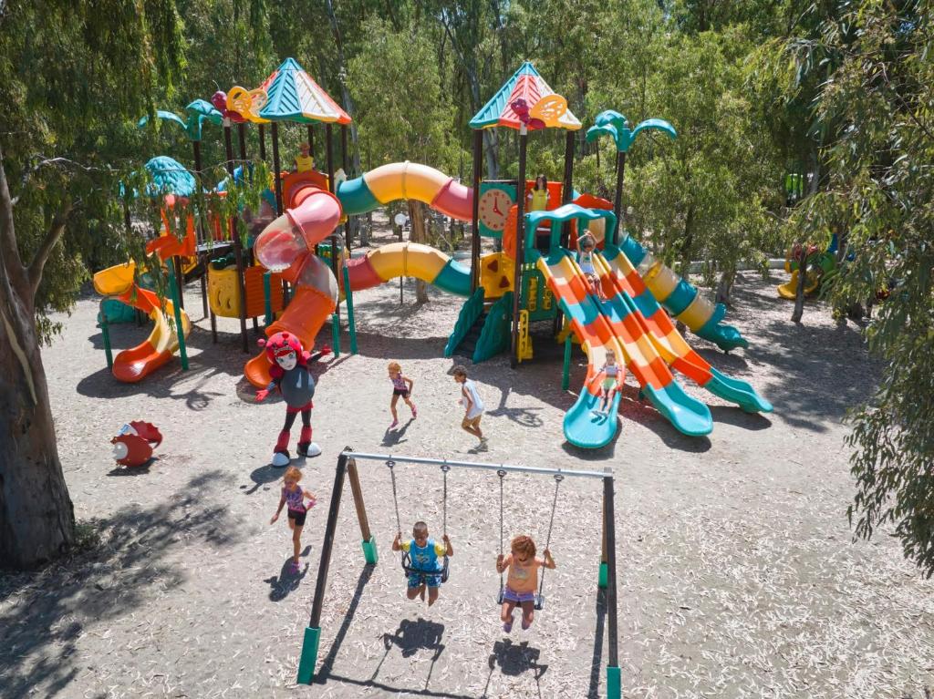 Bērnu rotaļu laukums viesnīcā Serene Resort.