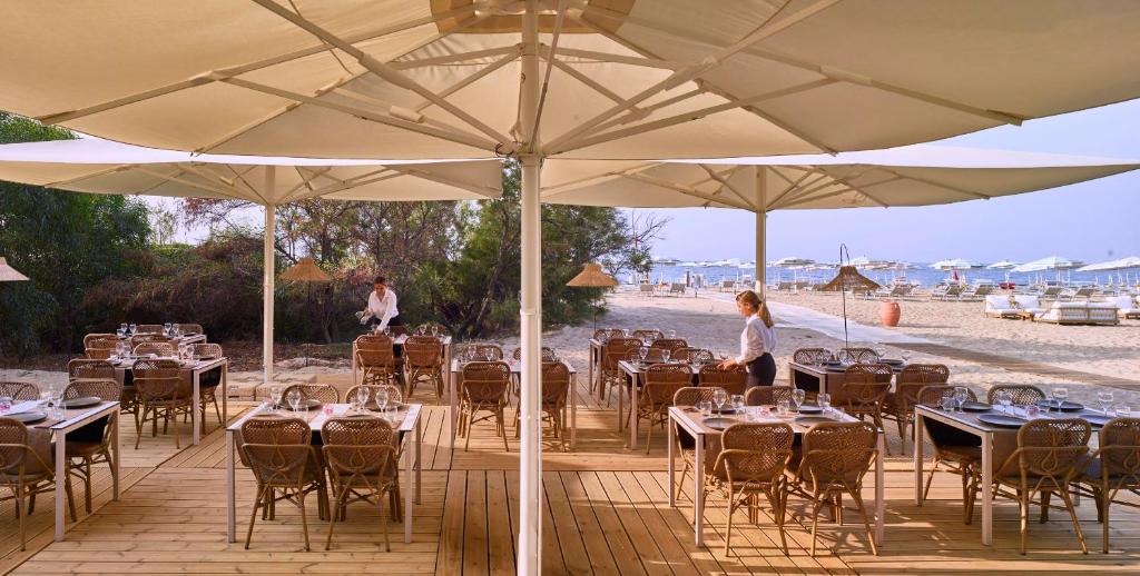 Restorāns pie pludmales Serene Resort viesnīcā.