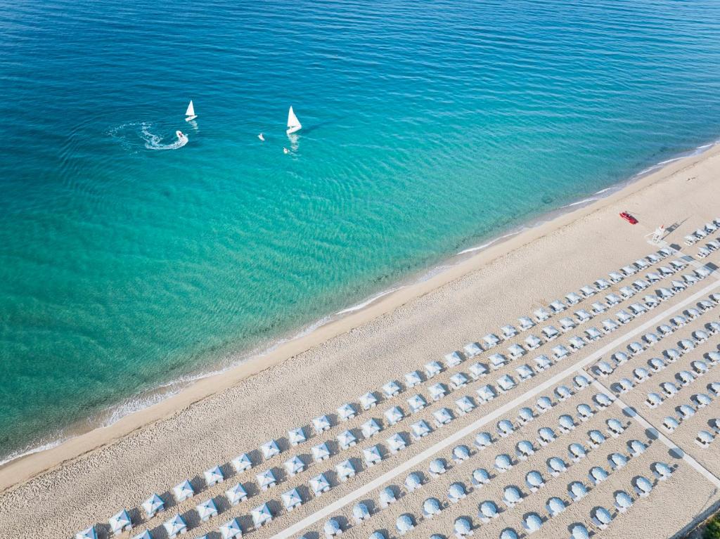 Pludmale ar baltām smiltīm viesnīcā Serene Resort