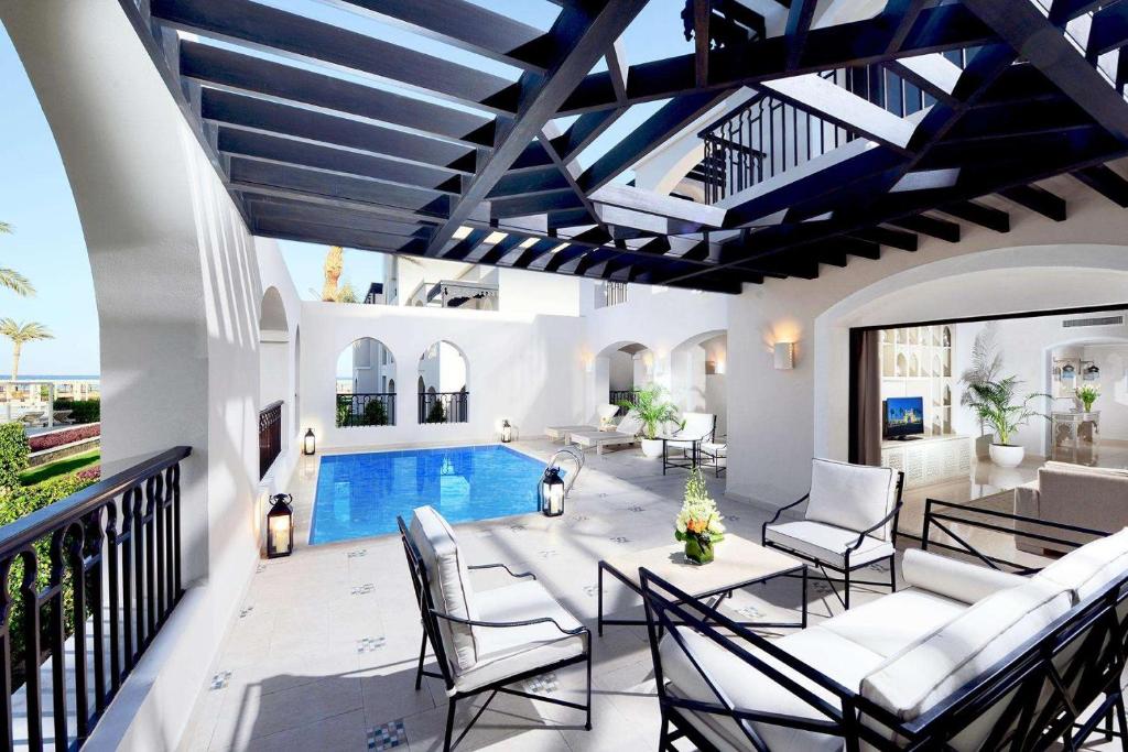 Mūsdienīga, eleganta villa ar privātu baseinu, gaišām telpām un modernu dizainu, kas nodrošina relaksējošu atmosfēru. Iekārtota ar stilīgām mēbelēm un augu dekorācijām.