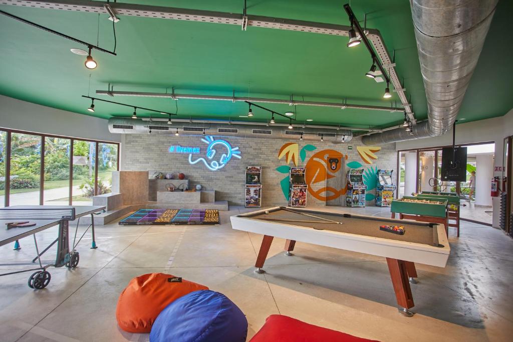 Mūsdienīgs izklaides telpa ar biljarda galdu, galda tenisu un krāsainām sēdvietām. Telpā ir spilgti dekori un liels logs, kas sniedz skatu uz dārzu.