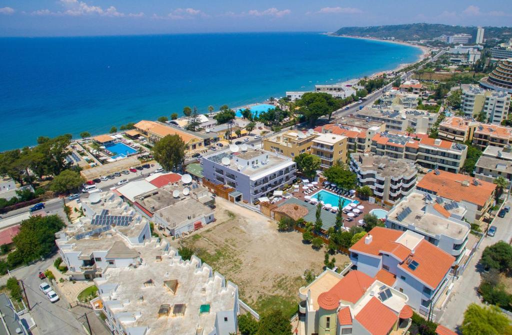 Nedzirdīgā skats uz Sunny Days Hotel-Apartments piekrastē un apkārtējiem numuriem.
