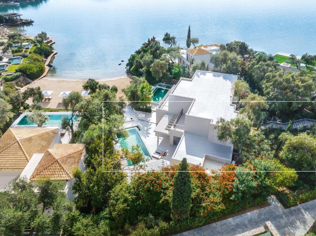 Eleganta villa pie krasta ar baseiniem un skaistu ainavu, kas atrodas blakus smilšu pludmalei un zilo ūdeņu fonā. Ideāla vieta atpūtai un relaksācijai.