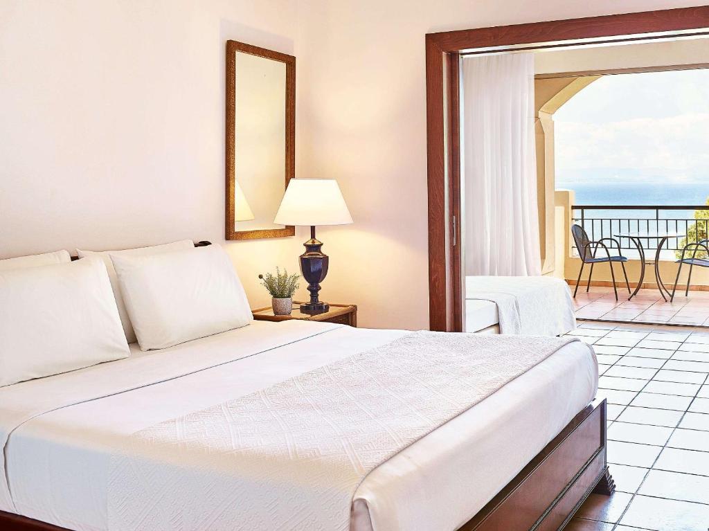 Mūsdienīgs viesnīcas numurs ar ērtu gultu un terasi, no kuras paveras skats uz jūru. Interjers ir gaišs un viesmīlīgs, ar mūsdienīgu apgaismojumu un elegantu spoguli.