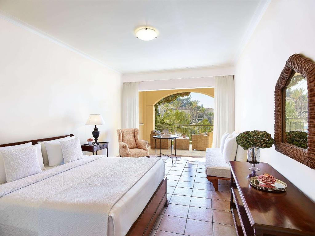 Mūsdienīgs un elegants viesnīcas numurs ar divguļamo gultu, ērtu atpūtas krēslu un balkonu, no kura paveras skats uz dārzu. Numurā ir arī rakstāmgalds un gaismas avots, radot patīkamu atmosfēru.