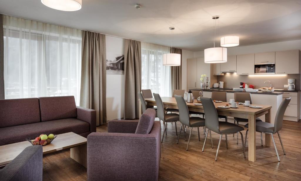 Mūsdienīgs viesu numurs ar atvērtu plānojumu, kurā ir ēdamgalds, virtuve un ērti dīvāni. Gaismas un logi rada patīkamu atmosfēru, ideāli piemērots atpūtai.