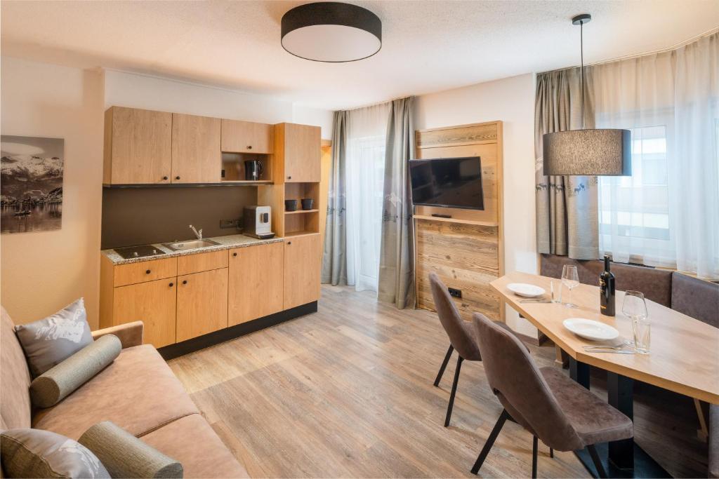 Mūsdienīgs un stilīgs viesnīcas numuriņš ar virtuvīti, ēdamgaldu un atpūtas zonu, kas piedāvā komfortu un ērtības. Gaismas un koka elementi rada siltu atmosfēru.