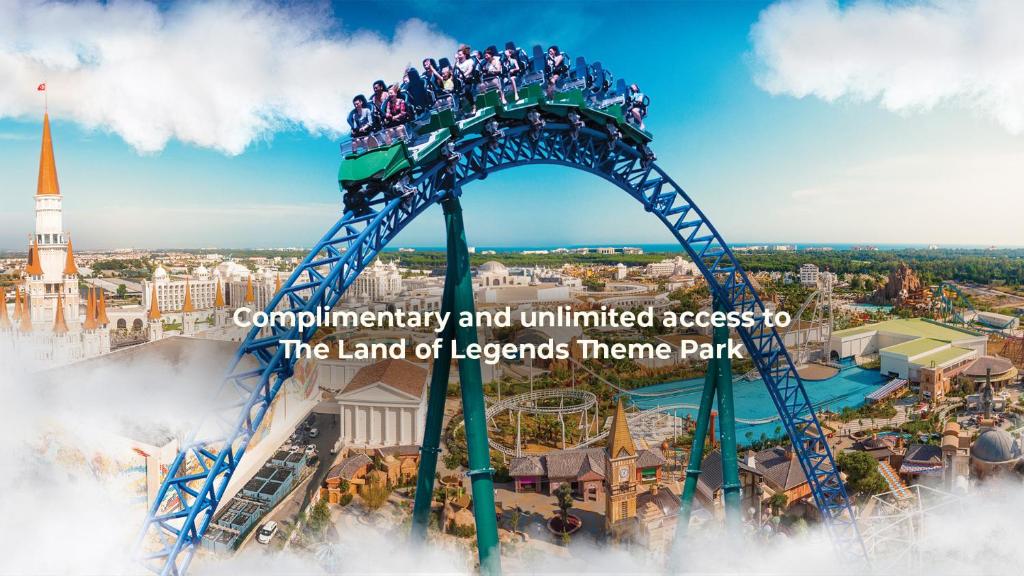 Bezmaksas un neierobežota piekļuve Leģendu Zemes atrakciju parkam. Rollercoasteri un izklaides iespējas piedāvā aizraujošu pieredzi.
