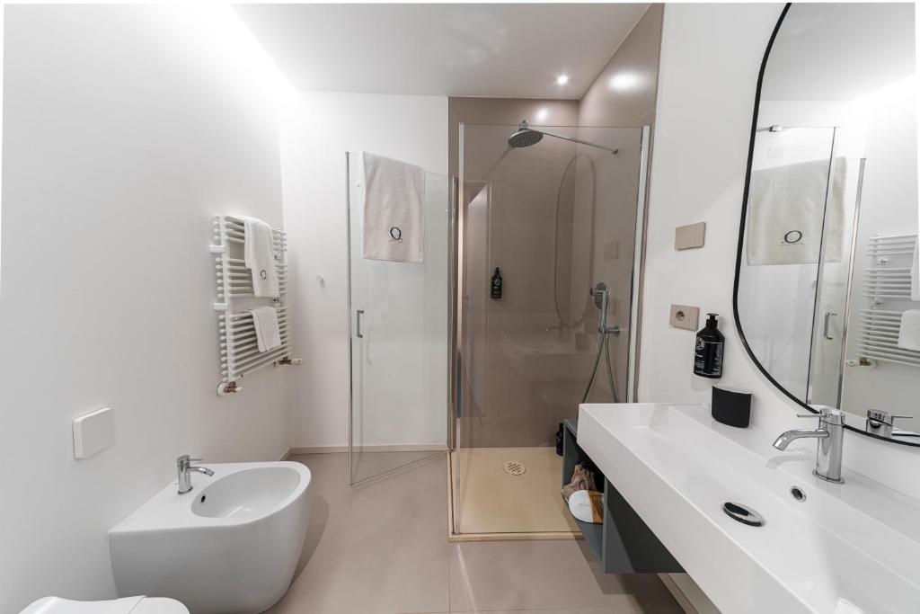 Moderns viesnīcas vannas istabas interjers ar dušu un izlietni.