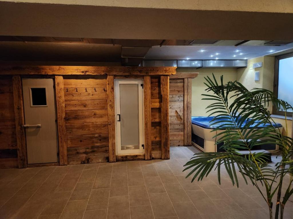 Mūsdienīga atpūtas telpa ar koka apdari, saunu un džakuzi, kas nodrošina relaksējošu atmosfēru. Telpā ir arī augu elementi, kas piešķir dzīvīgumu.