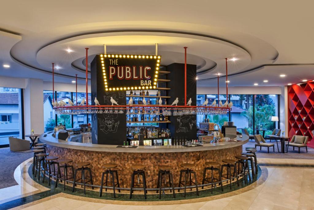 Bārs The Public Bar viesnīcā DoubleTree by Hilton Antalya-Kemer ar elegantu dizainu