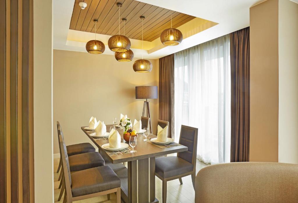 Elegantā ēdamistaba Grand Mercure Phuket Patong ar modernu apgaismojumu.