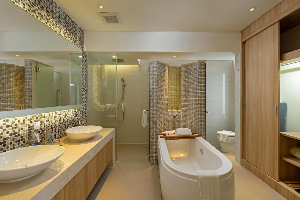 Mūsdienīga vannas istaba ar divām izlietnēm Grand Mercure Phuket Patong