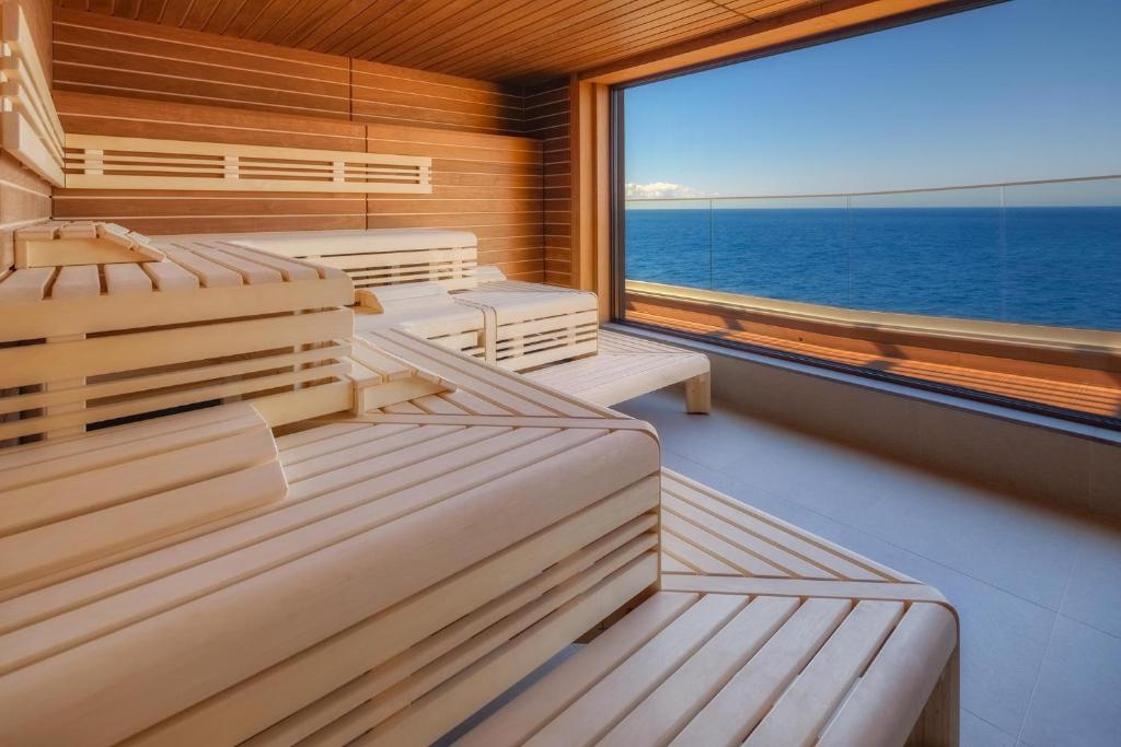 Mūsdienīga sauna ar koka mēbelēm un panorāmas skatu uz jūru. Relaksējoša vide, ideāla atpūtai un labsajūtai.