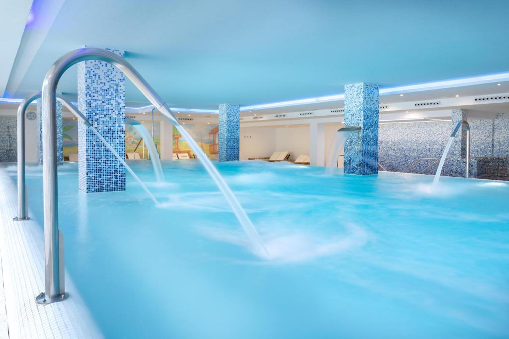 Mūsdienīgs spa komplekss ar zilā ūdenī esošām masāžas strūklām un stilīgu mozaīku. Ideāla vieta relaksācijai un atpūtai.