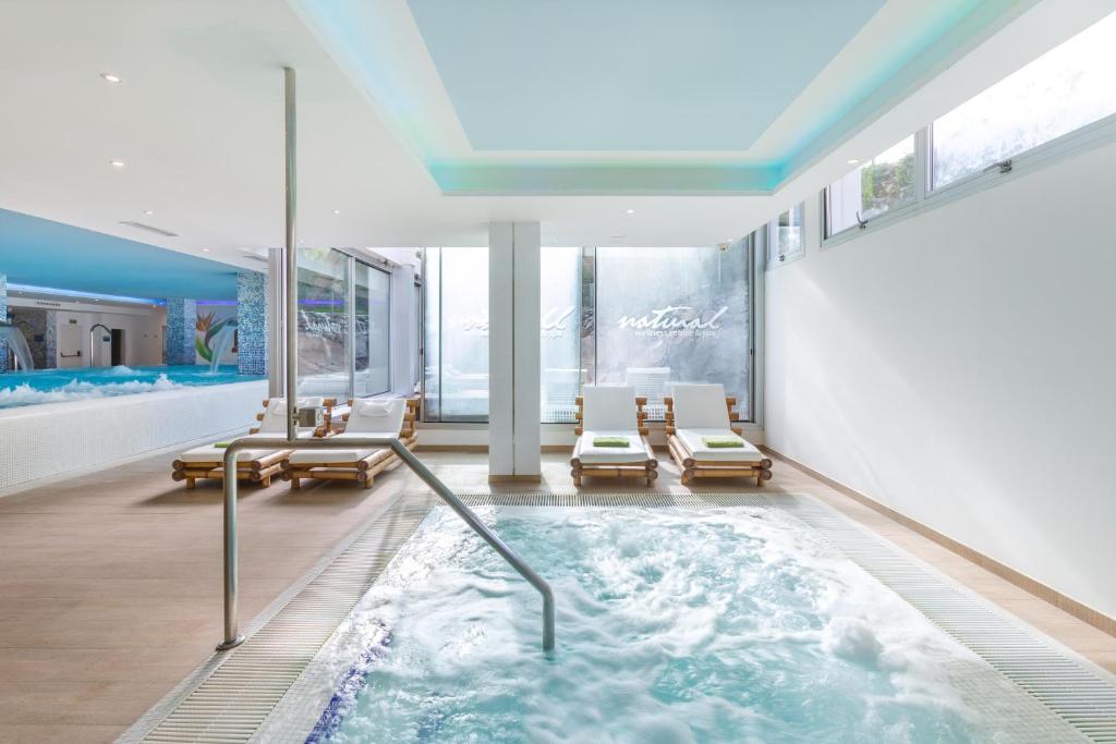 Mūsdienīgs spa ar relaksējošu džakuzi un sauļošanās krēsliem, kas piedāvā mierīgu atmosfēru un dabīgu apgaismojumu. Ideāla vieta atpūtai un baudai.