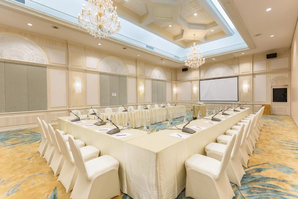 Konferenču zāle ar elegantām mēbelēm, apgaismojumu un projektoru, gatava sanāksmēm un prezentācijām. Zāles interjers ir veidots ar mīkstām krāsām un greznām detaļām.