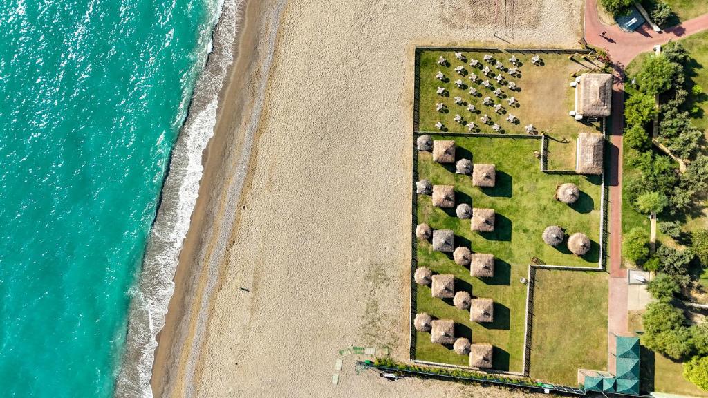 Gaisa skats uz Ali Bey Club pludmali un atpūtas zonas.