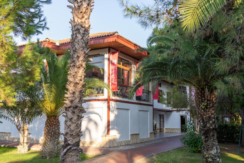 Ali Bey Club viesnīcas eksterjers ar palmām un zaļumiem