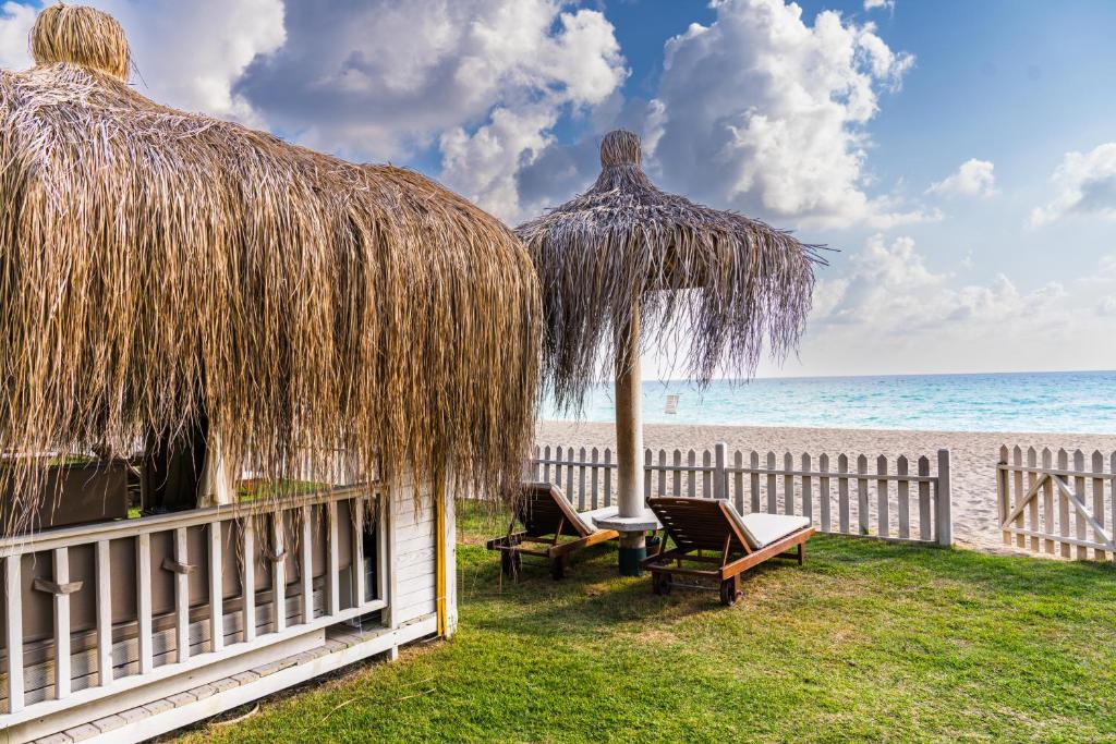 Sauļošanās vieta piekrastē ar lietusvīriem Ali Bey Club