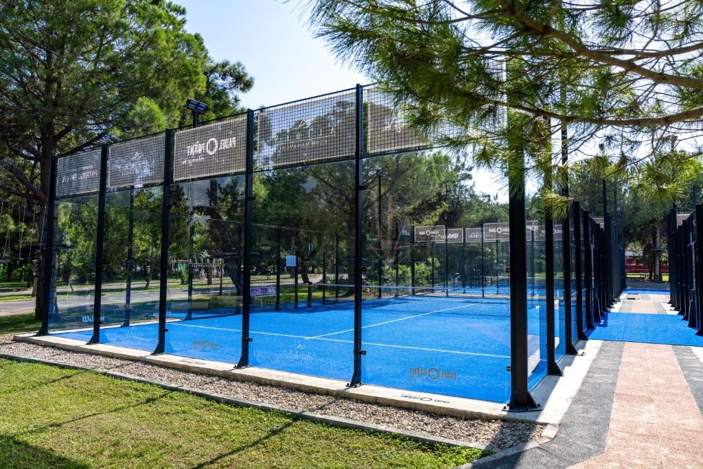 Tenisa laukums ar zilu segumu pie Ali Bey Club