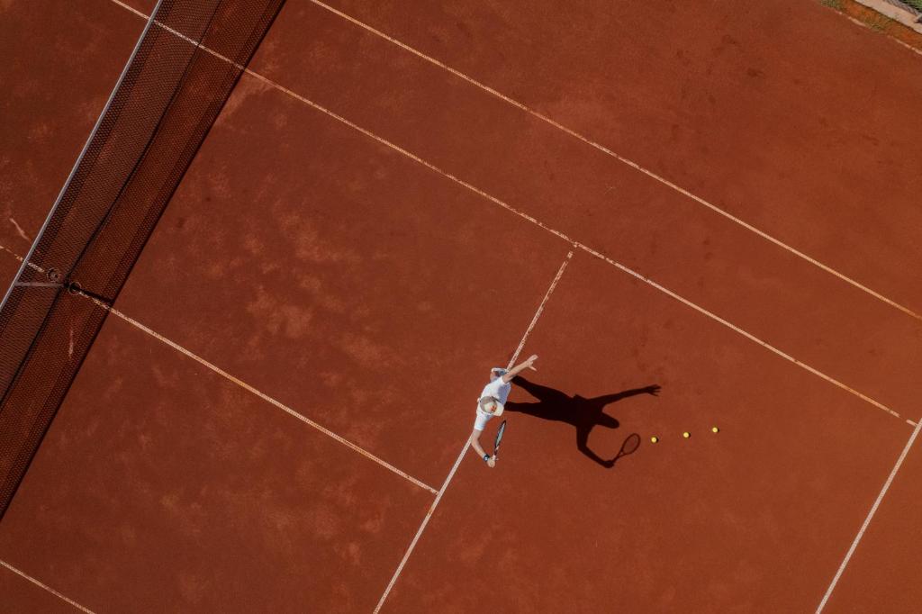 Spēlētājs, kas servē tenisa bumbu pie Ali Bey Club