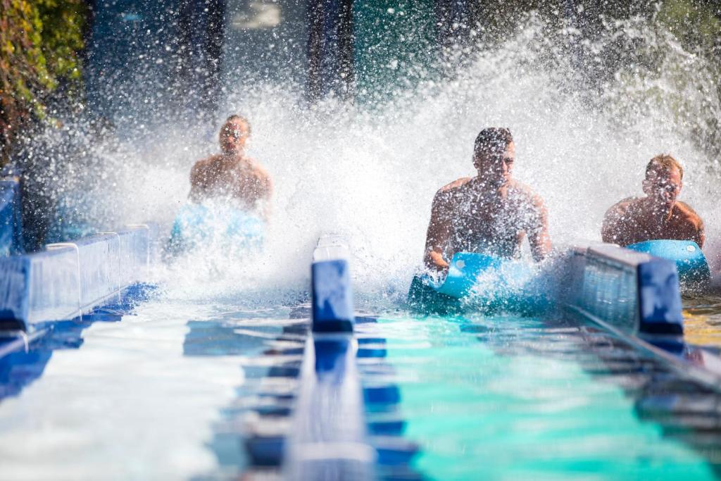 Viesnīcas Ali Bey Club ūdens slidkalniņš ar priecīgiem cilvēkiem.