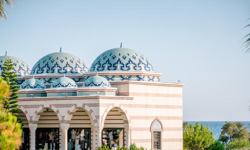 Ali Bey Club arkaitektūras detaļa ar kupoliem piekrastē