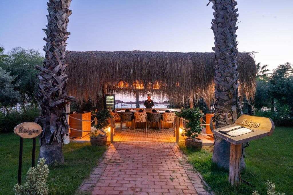 Restorāns piekrastē ar palmām pie Ali Bey Club