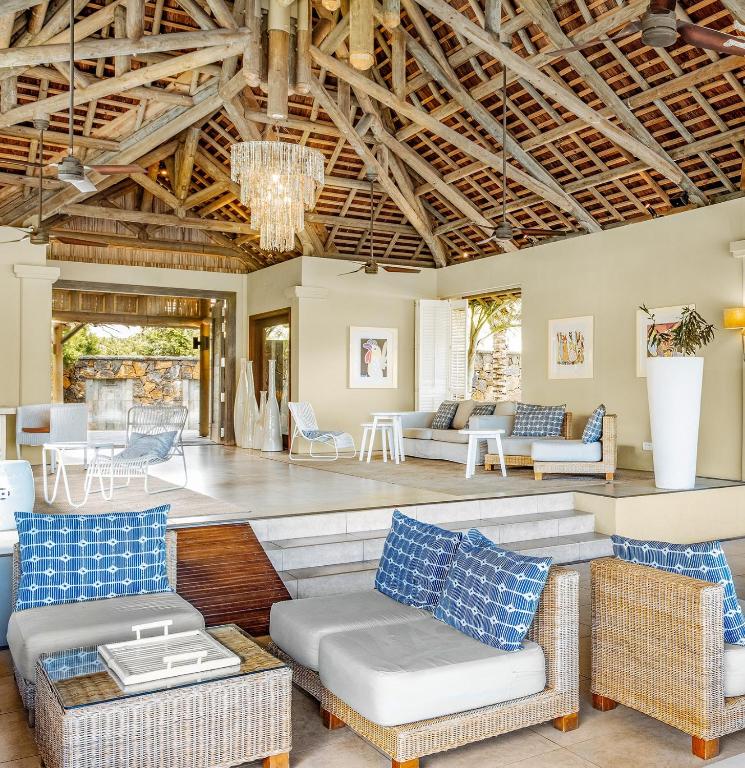 Elegants un moderns interjers ar koka konstrukcijām un gaišām krāsām, iekārtots atpūtai, ar komfortablu dīvānu komplektu un mākslas darbiem uz sienām. Gaismas lustra un lieli logi nodrošina daudz dabiskās gaismas.