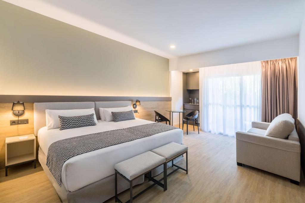 Moderns viesnīcas numurs ar plašu gultu, komfortablu atpūtas zonu un lieliem logiem, caur kuriem ieplūst dabiska gaisma. Interjers ir elegants un vienkāršs.