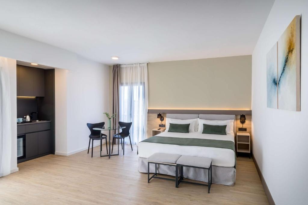 Mūsdienīgs viesnīcas numurs ar plašu gultu, nelielu virtuvīti un ēdamgaldu. Interjers ir gaišs ar neitrālām krāsām un modernām mēbelēm.