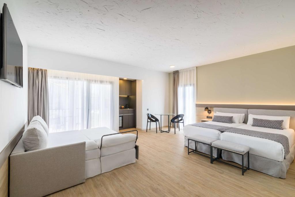 Mūsdienīgs viesnīcas numurs ar divām gultām, dīvānu, galdu un krēsliem, kā arī minibāru. Lieli logi nodrošina dabīgu apgaismojumu un piekļuvi balkoniem.