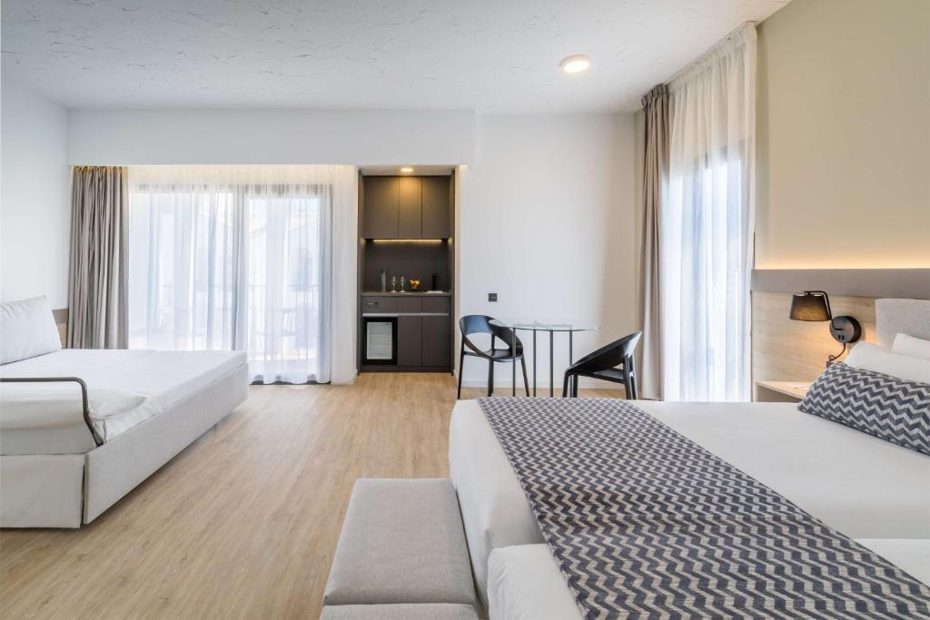 Mūsdienīgs viesnīcas numurs ar divguļamo gultu un papildu dīvāngultu, gaišām krāsām un lieliem logiem, kas ļauj iekļūt dabiskai gaismai. Komfortabla atpūtas zona ar galdu un krēsliem.