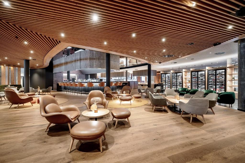 Mūsdienīgs interjers ar ērtām atpūtas vietām, koka griestiem un elegantu bāru. Vieta ir plaša un gaumīgi iekārtota, radot relaksējošu atmosfēru.