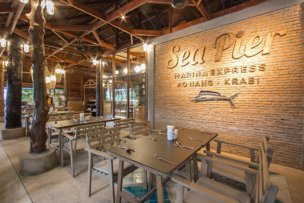 Restorāns Sea Pier viesnīcā Marina Express Fisherman Aonang ar koka mēbelēm
