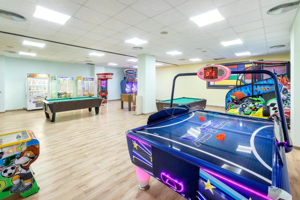 Spēļu telpa ar dažādām izklaides ierīcēm, tostarp gaisa hokeju, biljardu un arcade spēlēm. Telpa ir gaiša un plaša, radot priecīgu atmosfēru.