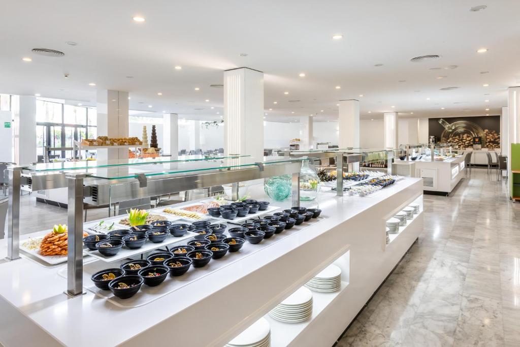 Mūsdienīgas bufetes restaurācijas telpas ar elegantu dizainu un plašu ēdienu izvēli, iekļaujot salātus, uzkodas un desertus. Gaismas un telpas apvienojums rada patīkamu atmosfēru.