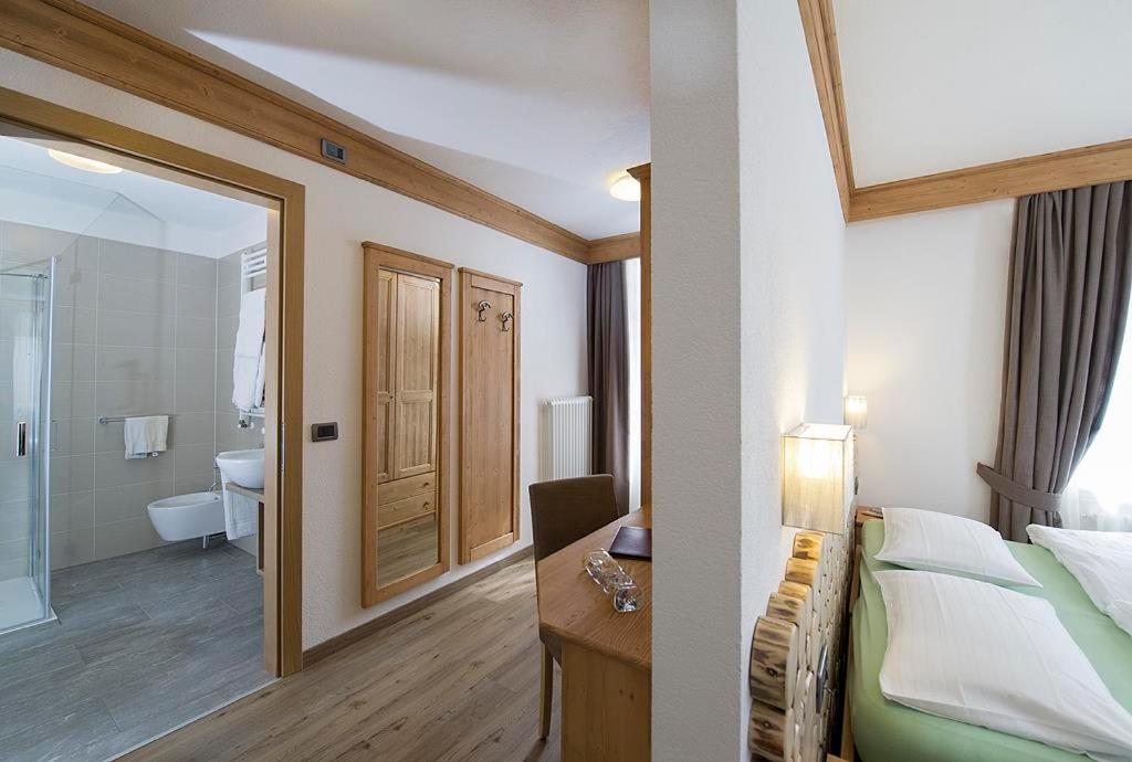 Mūsdienīgs viesnīcas numurs ar koka elementiem, ērtu gultu un piekļuvi vannas istabai. Telpa ir gaiša un gaumīgi iekārtota, piedāvājot patīkamu atmosfēru.