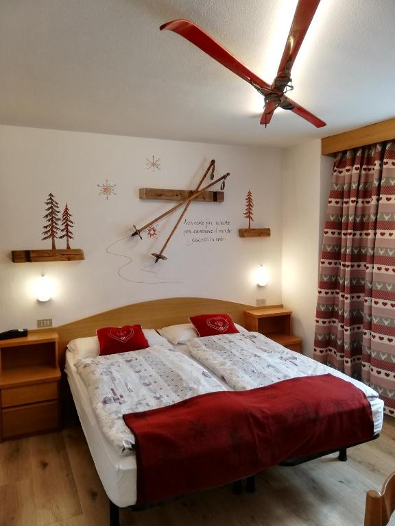 Mūsdienīgs viesnīcas numurs ar divguļamo gultu, dekorēts ar slēpošanas inventāru un meža motīviem. Siltas krāsas un mīkstās gaismas rada mājīgu atmosfēru.