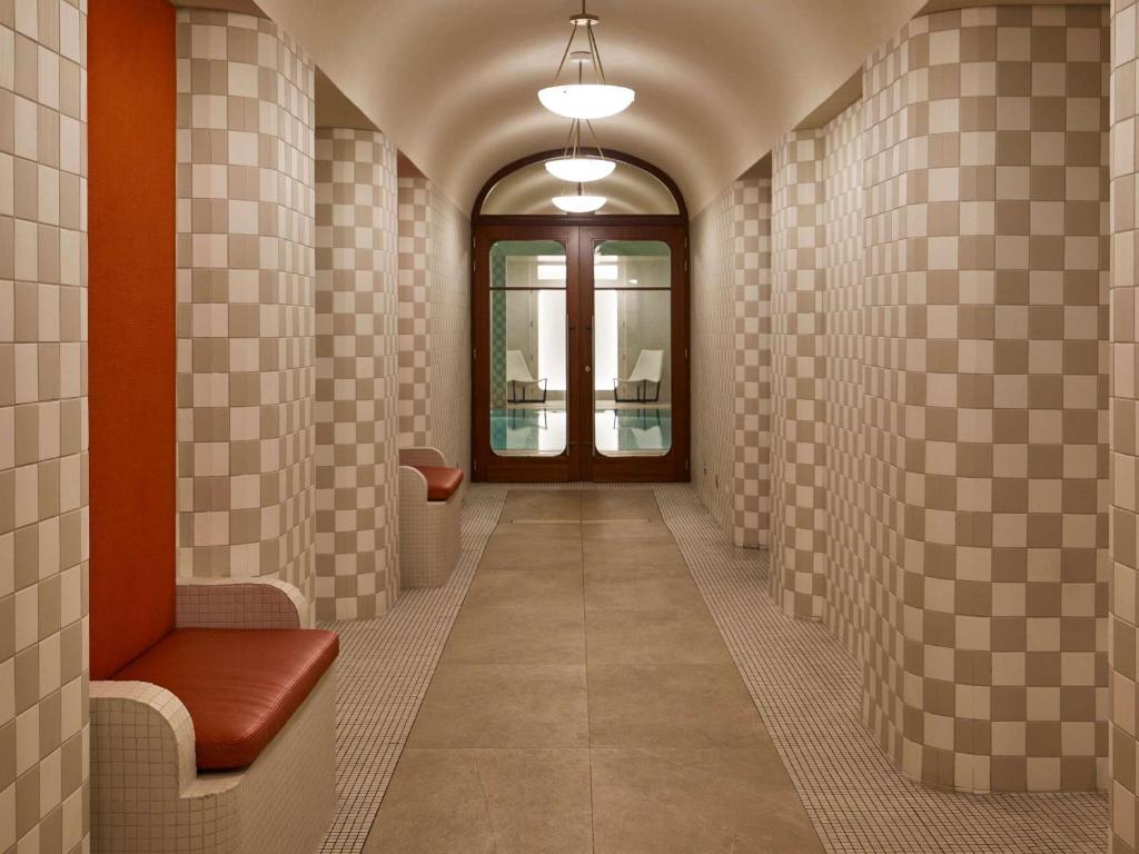 Korridors ar flīzēm Cures Marines Hotel Thalasso & Spa Trouville - MGallery Collection