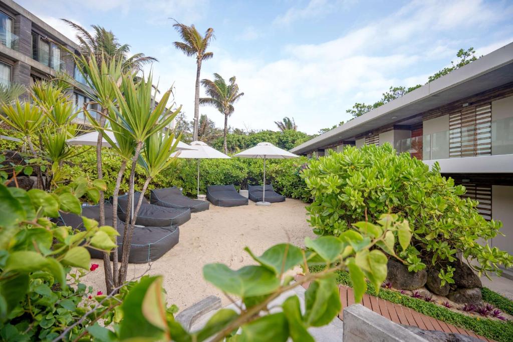 Atpūtas zona ar sauļošanās krēsliem pie Radisson Blu Poste Lafayette Resort & SPA