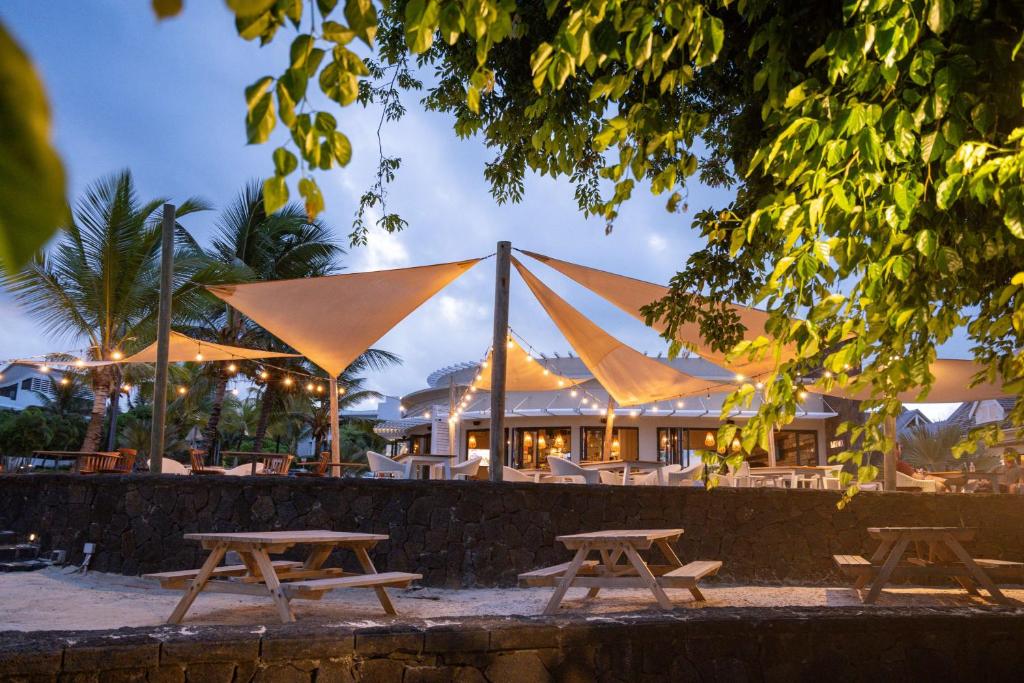 Restorāns ar jumtiem un izgaismotām terasēm, ieskauts tropisko augu un palmu vidū. Ideāla vieta relaksācijai pie jūras.